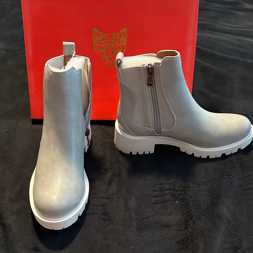BEAST FASHION Light Gray Chelsea Lug Sole Ankle Boots